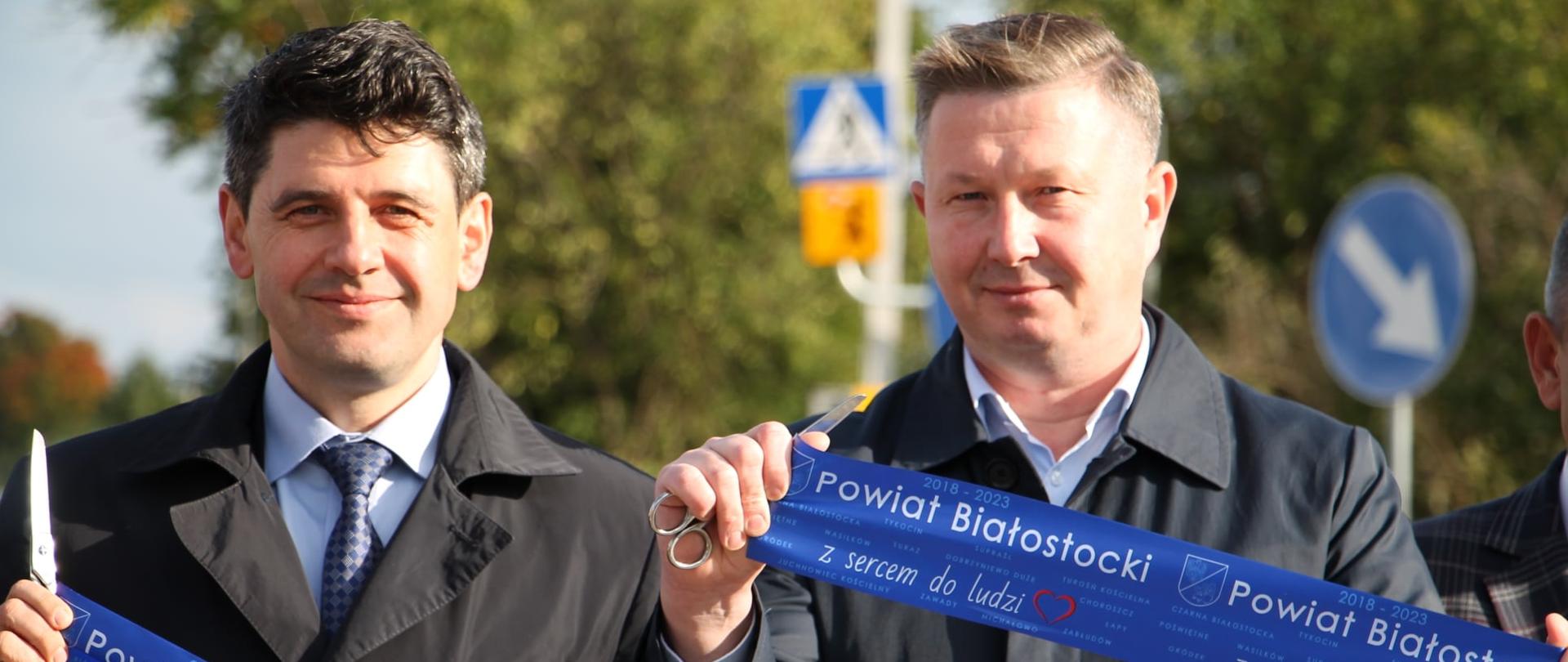 Otwarcie drogi w Rafałówce - przecięcie wstęgi