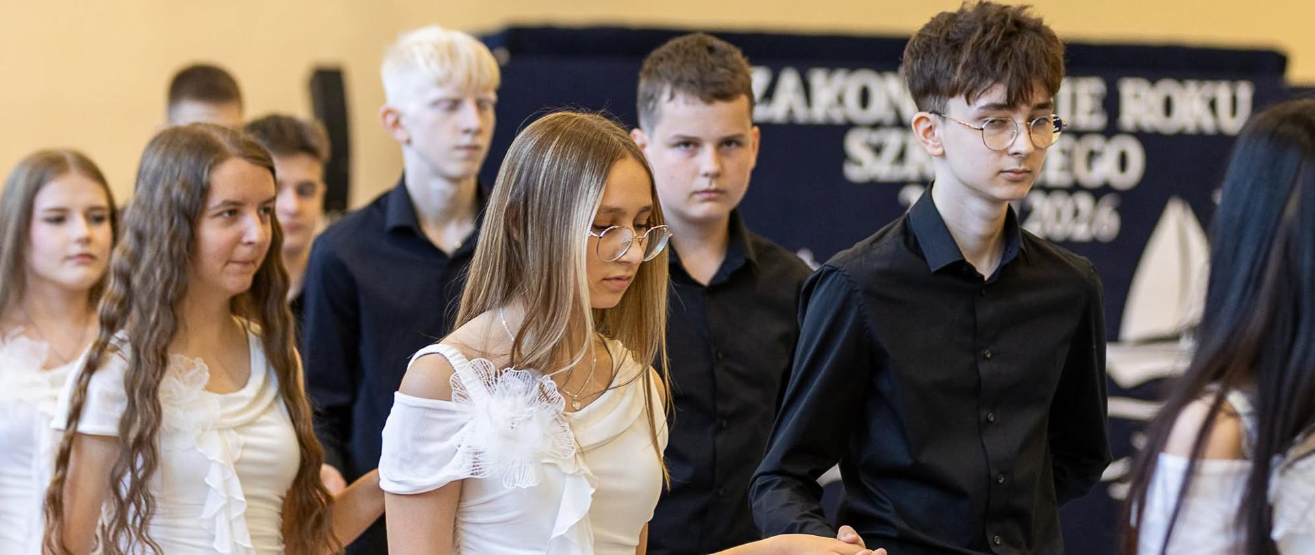 Ósmoklasiści tańczą walca