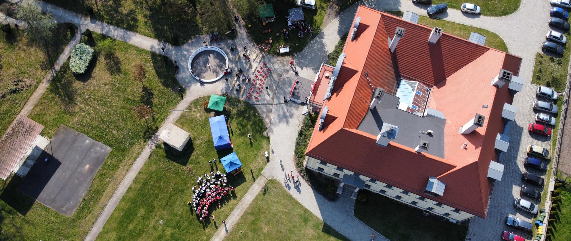 Żywa flaga podczas Powiatowej Majówki w Gaworzycach oraz zdjęcie pałacu zrobione z drona