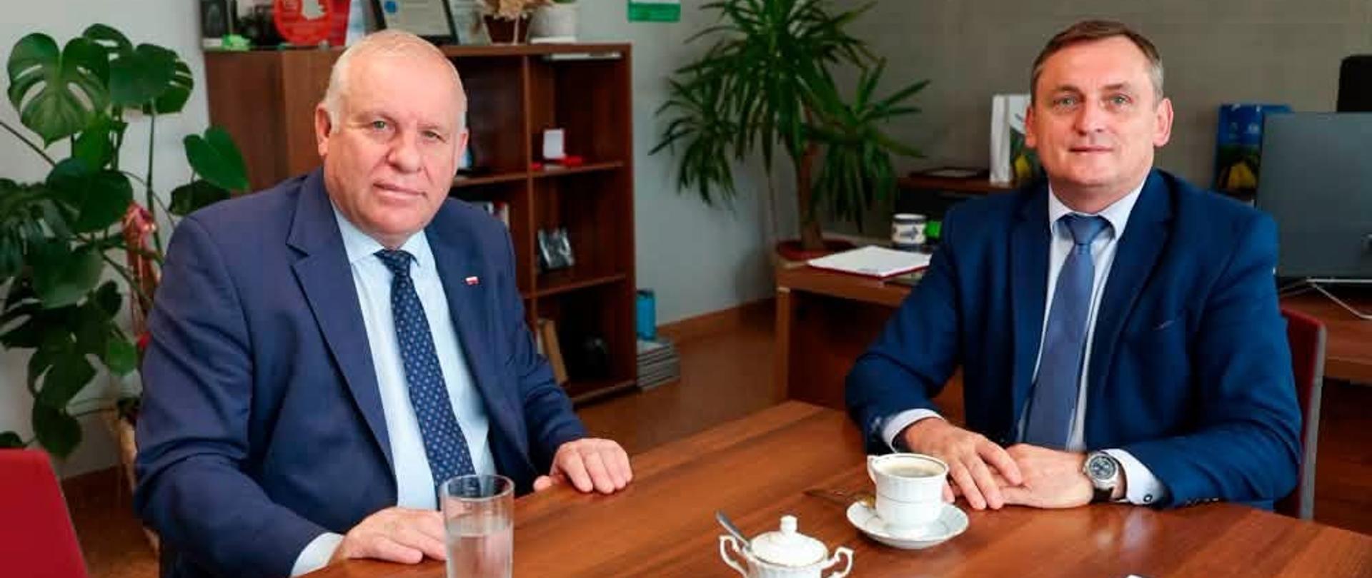 Dwóch mężczyzn podczas spotkania przy biurku
