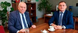 Dwóch mężczyzn podczas spotkania przy biurku