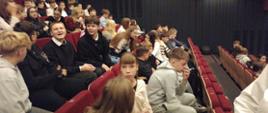 Dzieci w teatrze.