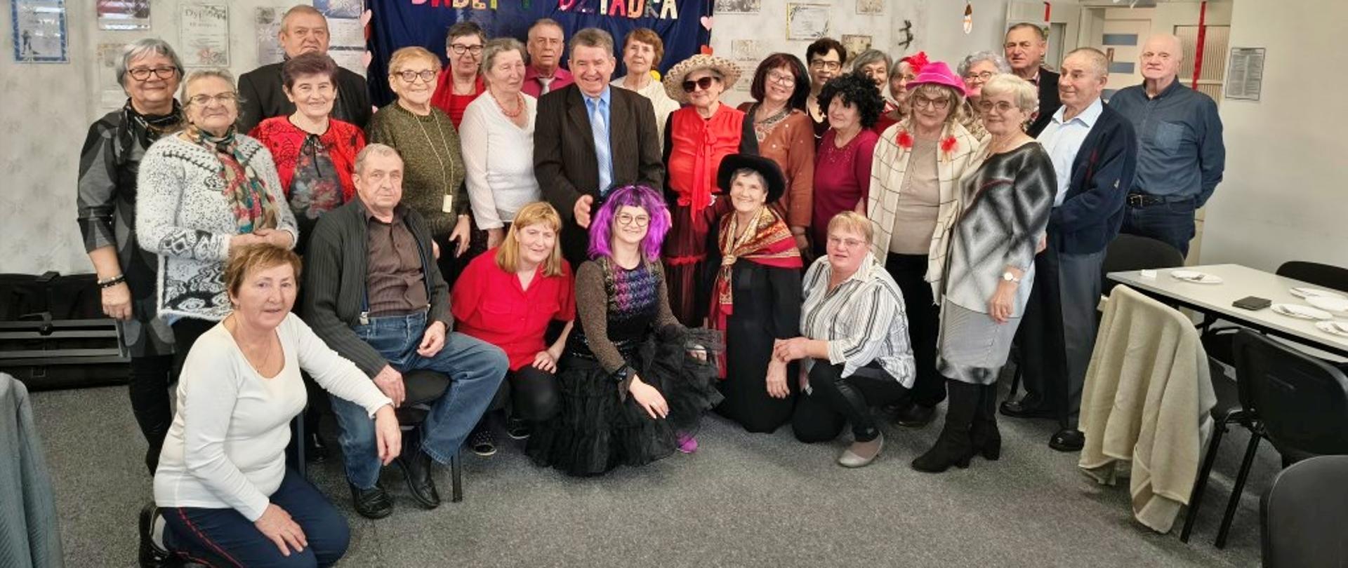 seniorzy podczas zabawy karnawałowej