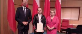 Justyna Ostapkowicz z klasy II a odbiera stypendium