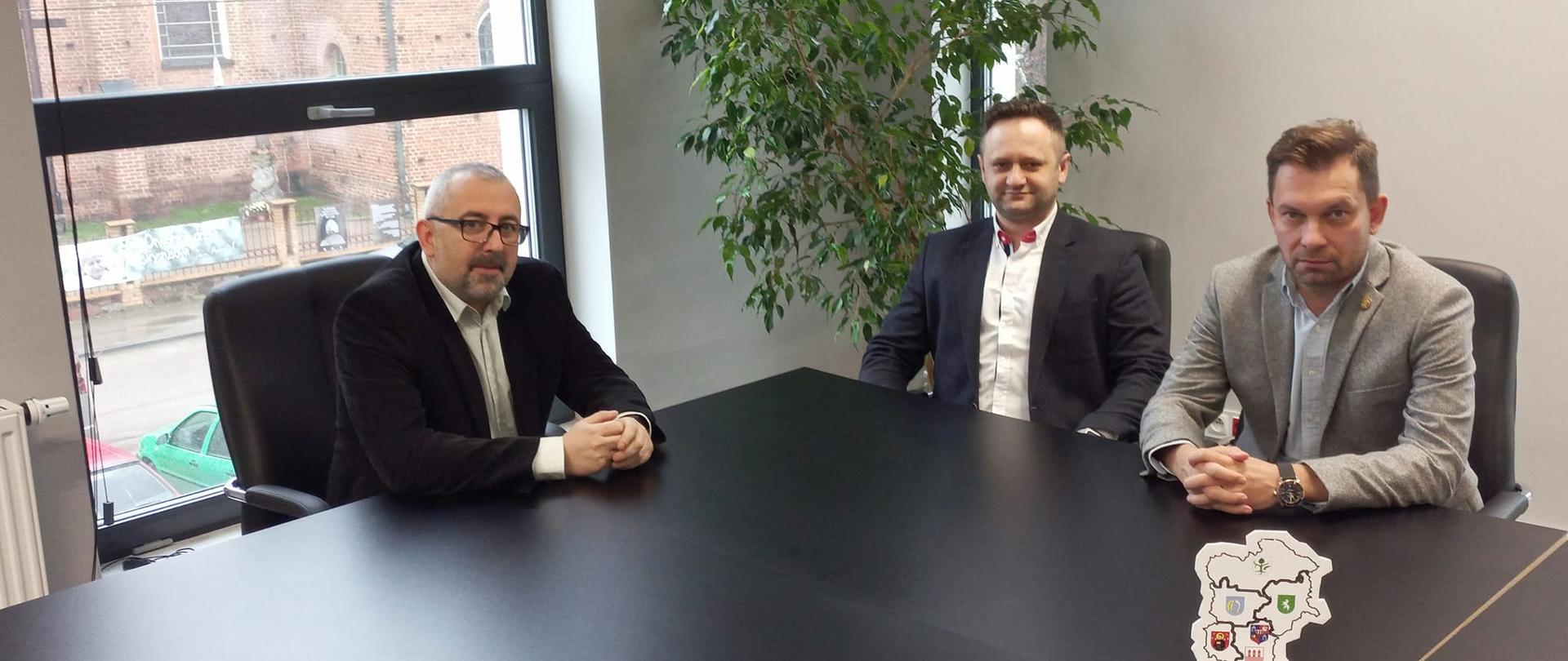 Od lewej: Starosta Przasnyski Krzysztof Bieńkowski, przedstawiciele Agrocal 2 Sp. z o.o., Jerzy Dyś (Prezes Zarządu) i Grzegorz Kot (Wiceprezes Zarząd).