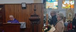 Podczas mszy świętej przedstawiciele Rady Parafialnej Kościoła pw. Jana Chrzciciela w Radzikowie Wielkim wręczają kwiaty.