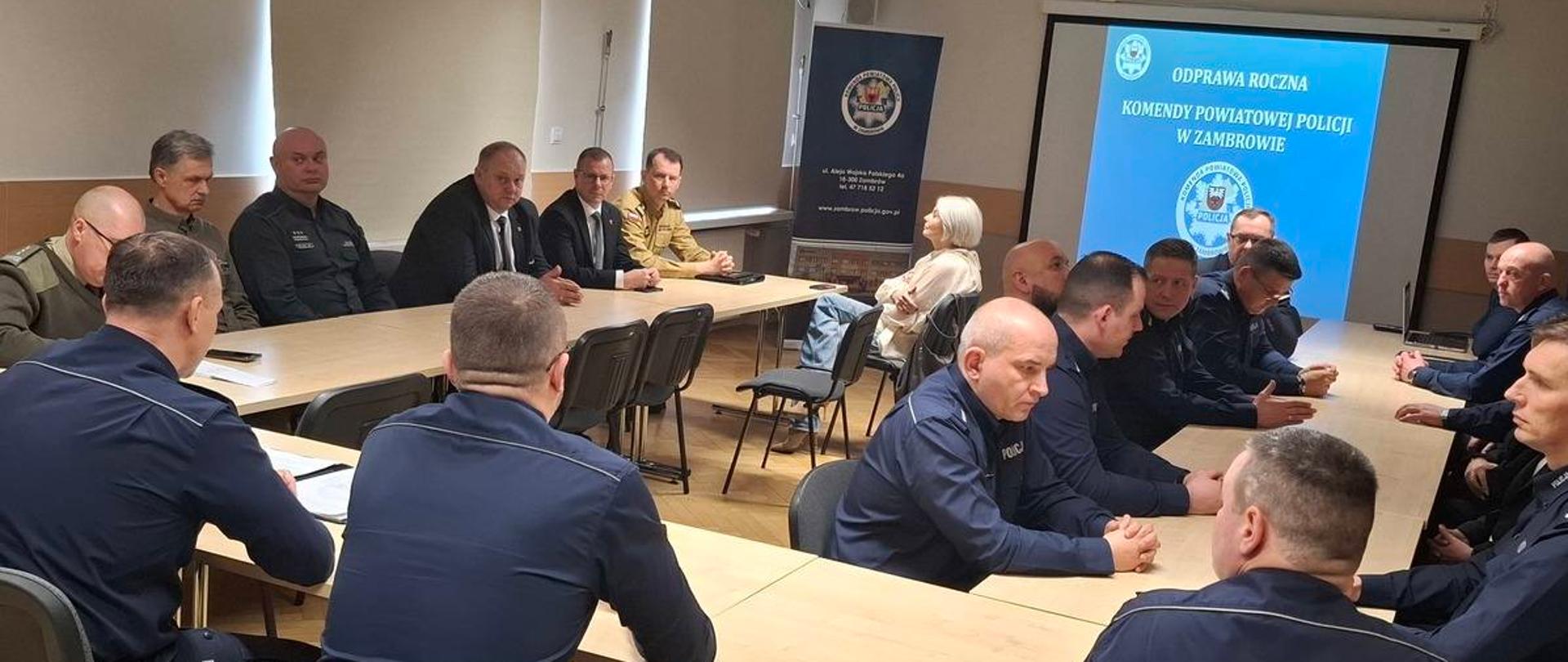 zdjęcie wszystkich uczestników odprawy rocznej zambrowskiej Policji