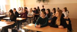Uczniowie biorący udział w lekcji