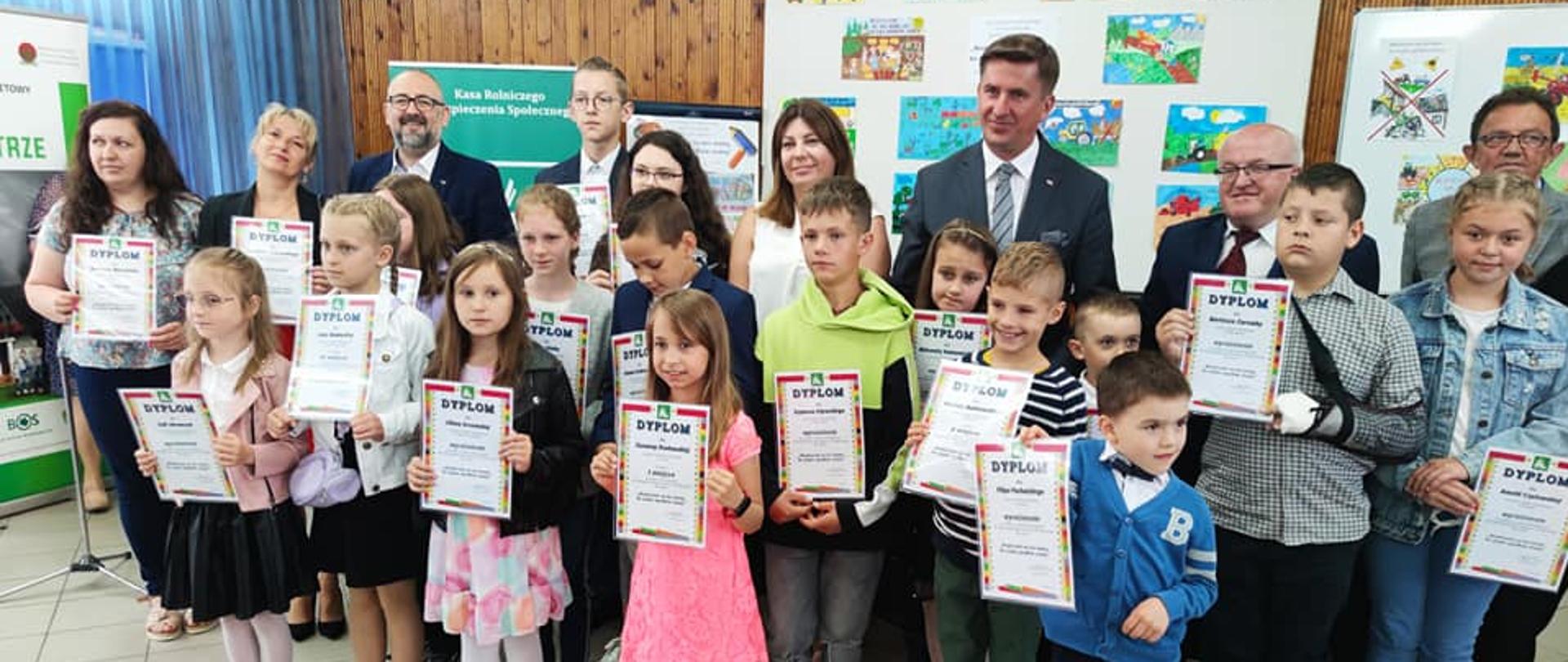 Na zdjęciu laureaci XII edycji konkursu plastycznego „Bezpiecznie na wsi” wraz z opiekunami oraz organizatorami.