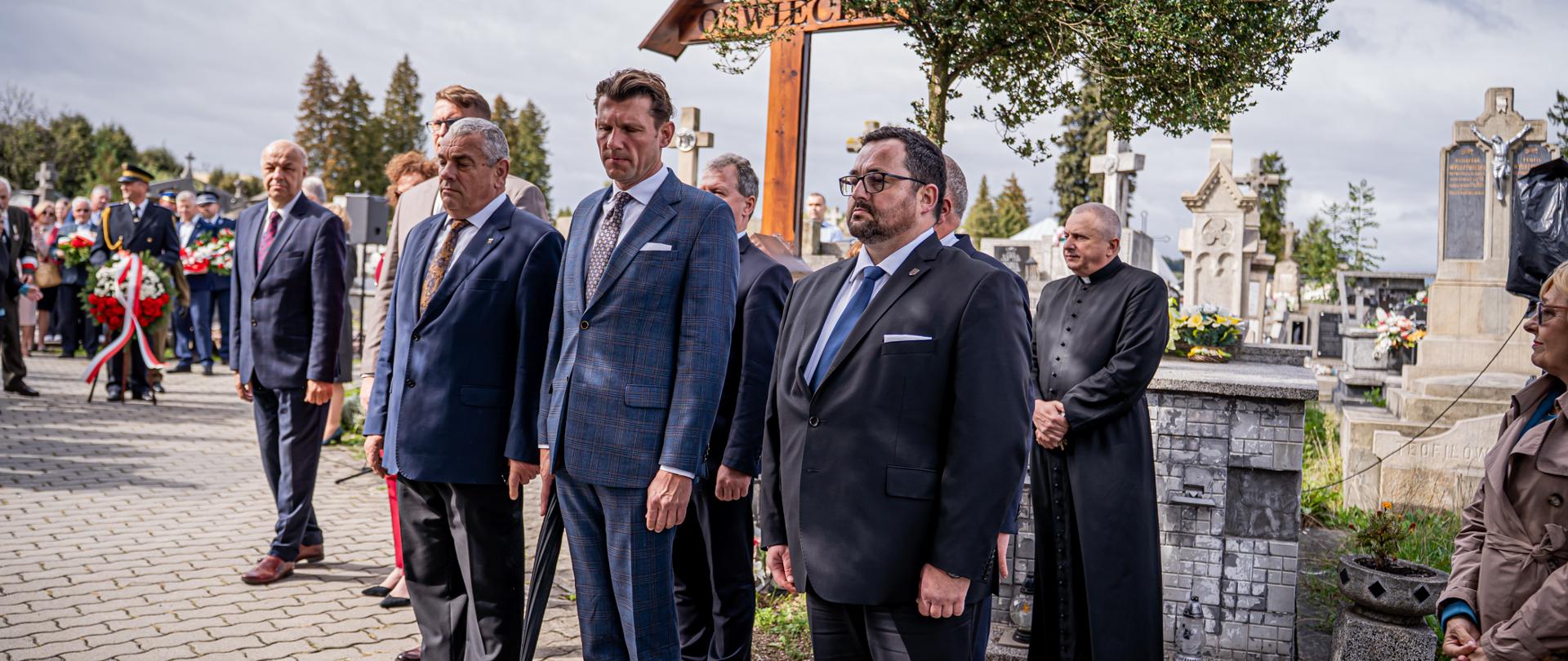 Samorządowcy składający hołd pod Krzyżem Katyńskim