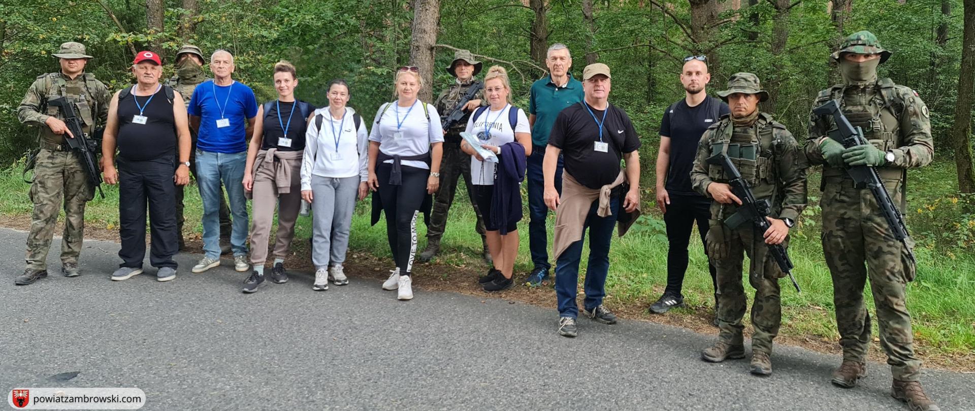 grupowe zdjęcie na którym znajdują się uczestnicy warsztatów wojskowych w Czerwonym Borze