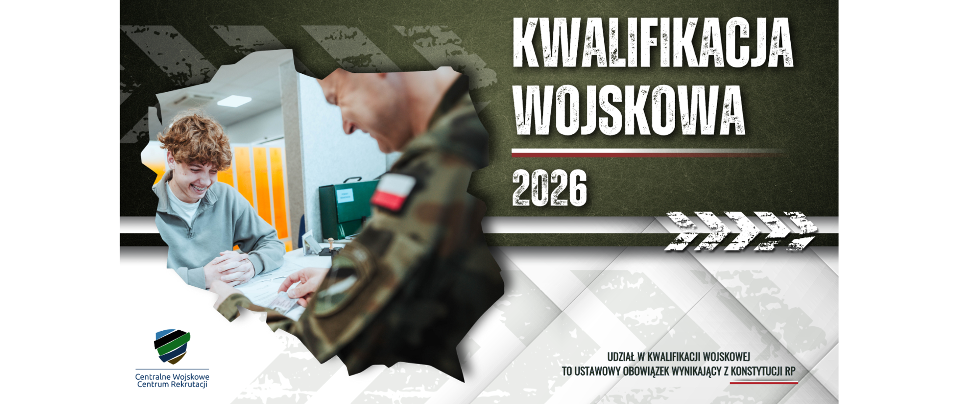 Baner informacyjny „Kwalifikacja wojskowa 2026”. Po lewej stronie widoczny młody mężczyzna siedzący przy biurku i uśmiechający się podczas rozmowy z żołnierzem w mundurze (na ramieniu flaga Polski), który wskazuje dokumenty. W tle elementy graficzne w kolorach wojskowej zieleni oraz motyw strzałek. Po prawej duży napis „Kwalifikacja wojskowa 2026”. Na dole informacja: „Udział w kwalifikacji wojskowej to ustawowy obowiązek wynikający z Konstytucji RP”. W lewym dolnym rogu logo Centralnego Wojskowego Centrum Rekrutacji.