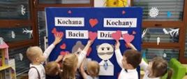 Zdjęcie przedstawia przedszkolaki podczas obchodów dnia Babci i dnia Dziadka 