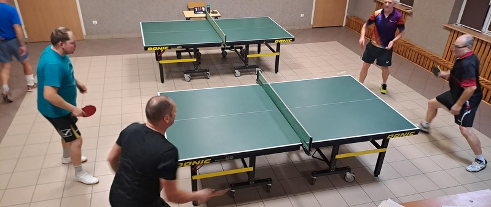 Podczas gry w tenisa stołowego