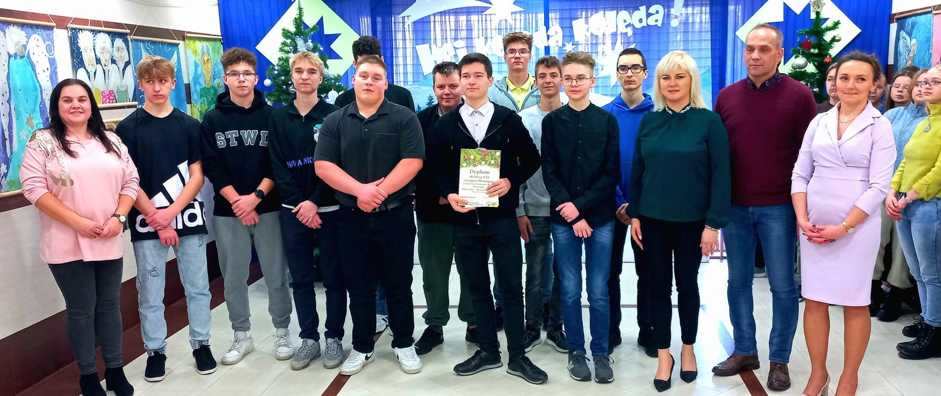 Zdjęcie grupowe uczestników konkursu kolęd i pastorałek w Zespole Szkół Powiatowych w Przasnyszu.