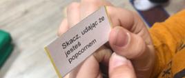 Chłopczyk prezentuje ćwiczenie - skacz, udając że jesteś popcornem