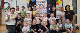 Grupa 5-latków na tle dekoracji.
