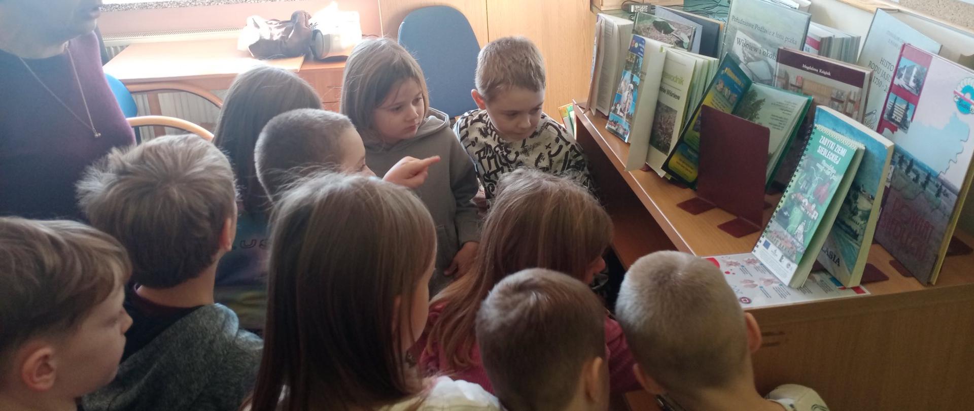 Uczniowie klasy 1b oficjalnie w Bibliotece!