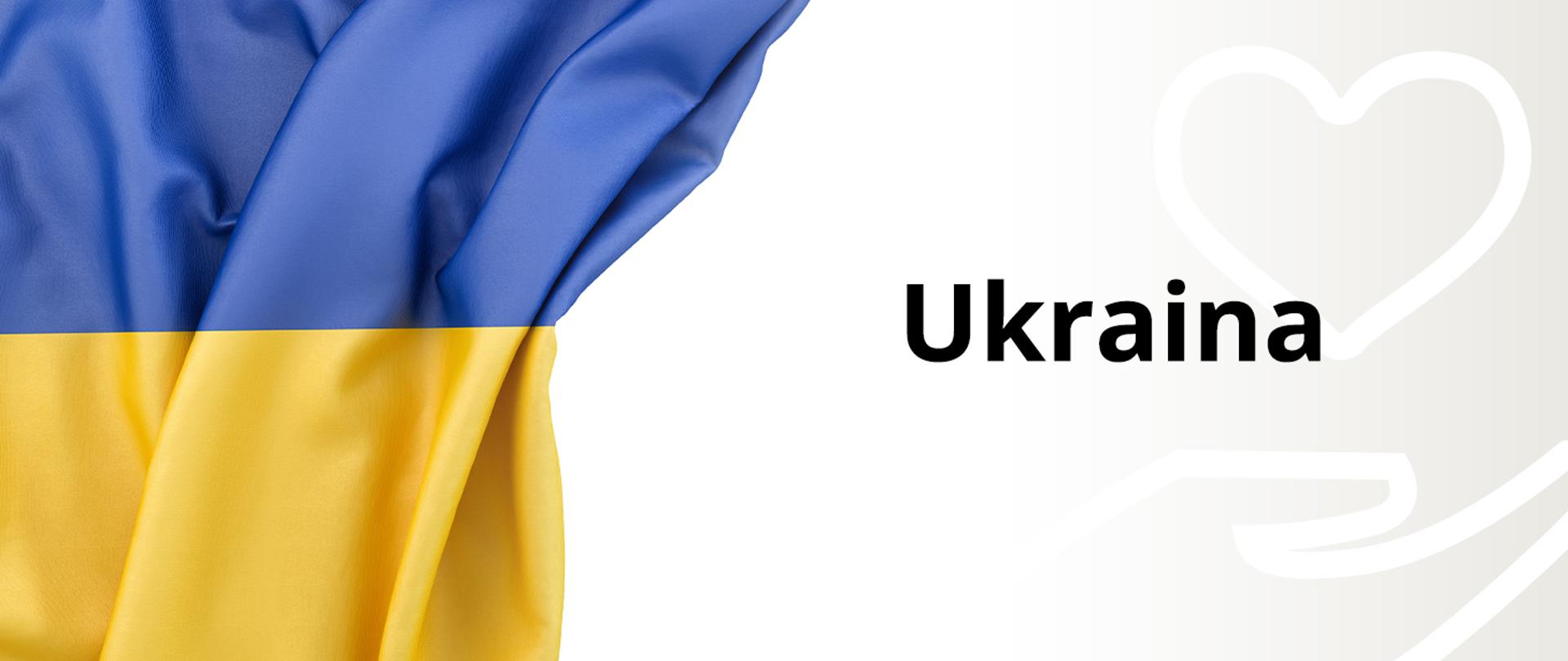 zdjęcie przedstawia po lewej stronie pofalowaną flagę Ukrainy w kolorze niebiesko żółtym, po prawej na beżowym tle z zarysem grafiki serce nad dłonią widoczny czarny napis Ukraina