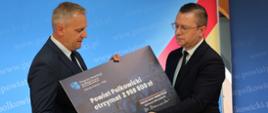 Starosta Polkowicki odbiera promesę z rąk Sekretarza Stanu KPRM Krzysztofa Kubowa 