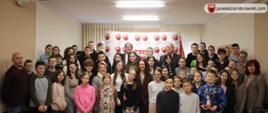 na zdjęciu w sali konferencyjnej starostwa znajdują się uczniowie SP w Starym Zakrzewie oraz władze powiatu zambrowskiego