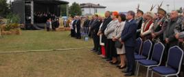 Widok uczestników Mszy Świętej odprawianej podczas Dożynek Diecezjalnych w Kosowie Lackim w intencji rolników. Na pierwszym planie w pierwszym rzędzie od lewej strony stoją: burmistrz miasta i gminy Kosów Lacki Jan Słomiak, senator RP, wiceminister zdrowia Waldemar Kraska wraz z małżonką, poseł na sejm RP Maciej Górski, radna Rady Powiatu Sokołowskiego Urszula Krzymowska, starosta sokołowski Elżbieta Sadowska, wiceprzewodniczący Rady Powiatu Sokołowskiego Andrzej Kietliński