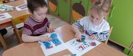 Dzieci w trakcie malowania kolorowanek