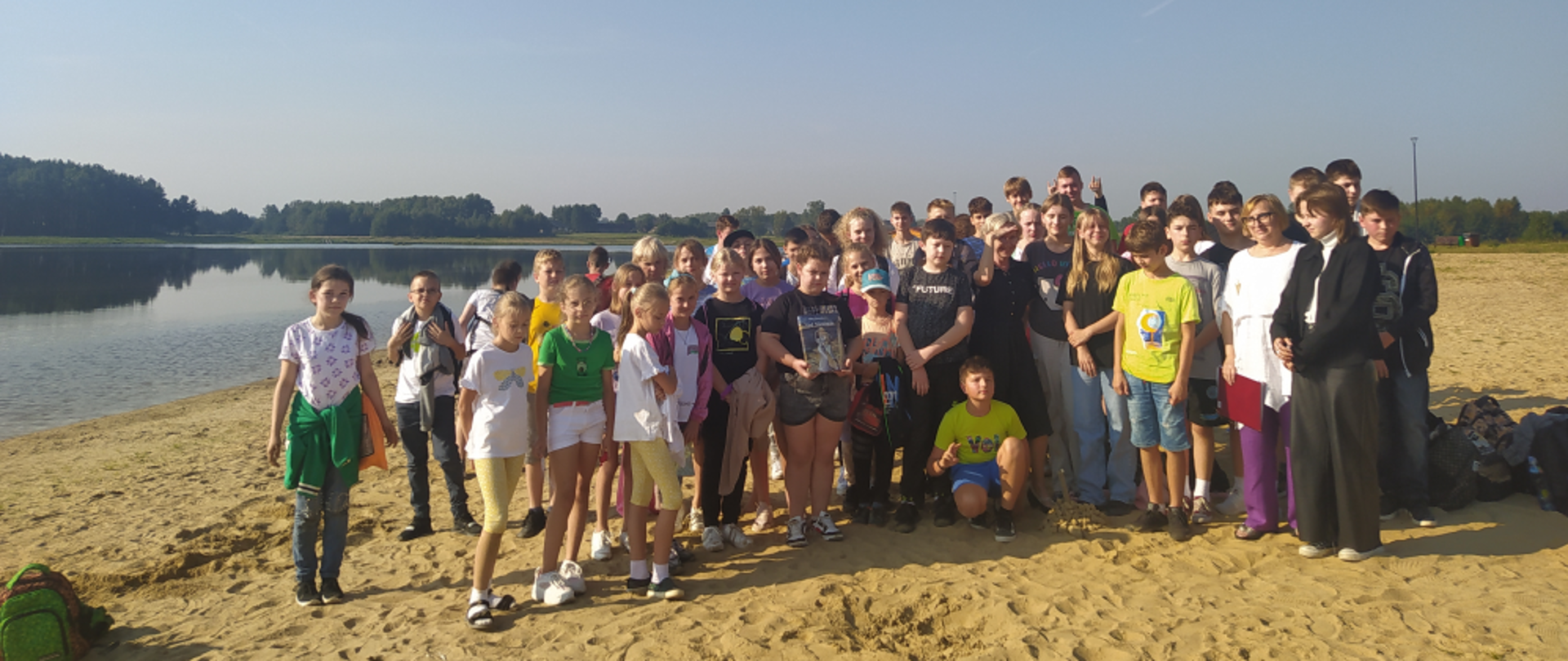duża grupa dzieci na plaży, słoneczna pogoda