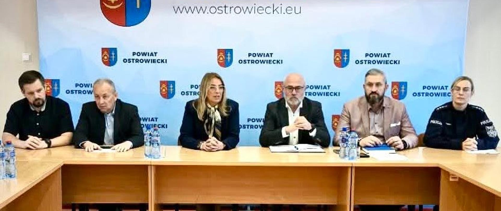 Bezpieczeństwo w szkołach i współpraca ze służbami – spotkanie w Starostwie Powiatowym