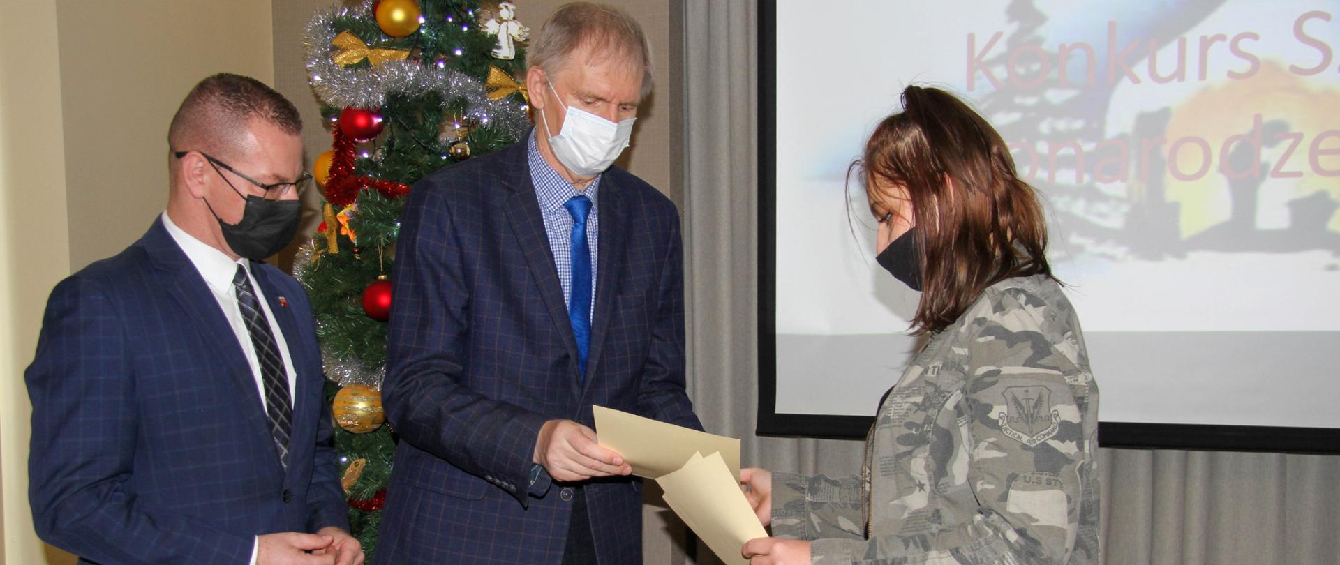 Starosta i Wicestarosta wręczają nagrodę uczestniczce
