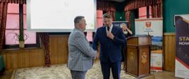 Wicestarosta Marcin Krzemiński składa gratulacje z okazji jubileuszu Prezesowi Karpackiego Związku Pszczelarzy Piotrowi Czerneckiemu