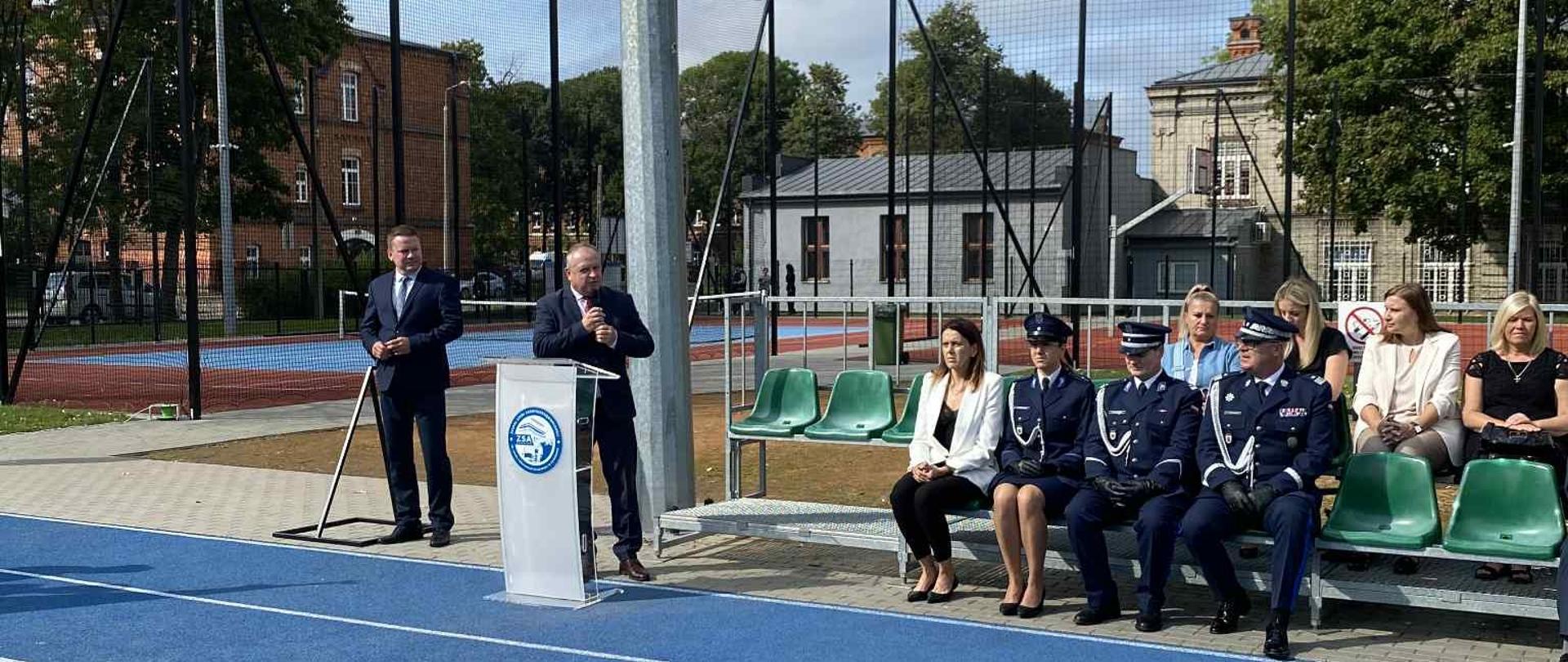 WICESTAROSTA ZAMBROWSKI przemawia podczas oficjalnej części rozpoczęcia roku szkolnego 2025/2026 na kompleksie sportowym w Zespole Szkół Agroprzedsiębiorczości im. Szkół Podchorążych Rezerwy w Zambrowie