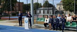 WICESTAROSTA ZAMBROWSKI przemawia podczas oficjalnej części rozpoczęcia roku szkolnego 2025/2026 na kompleksie sportowym w Zespole Szkół Agroprzedsiębiorczości im. Szkół Podchorążych Rezerwy w Zambrowie