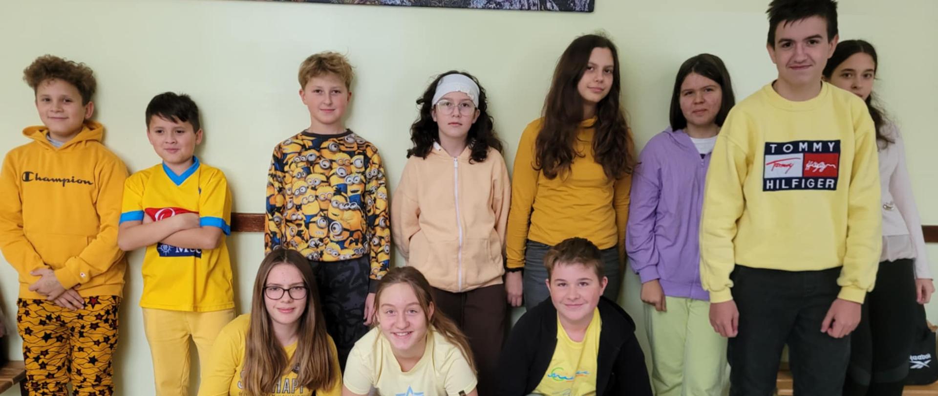 Uczniowie klas starszych na żółto