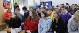 na zdjęciu znajdują się uczniowie ZSA w Zambrowie, którzy słuchają wykładu przeprowadzonego przez pracownika starostwa