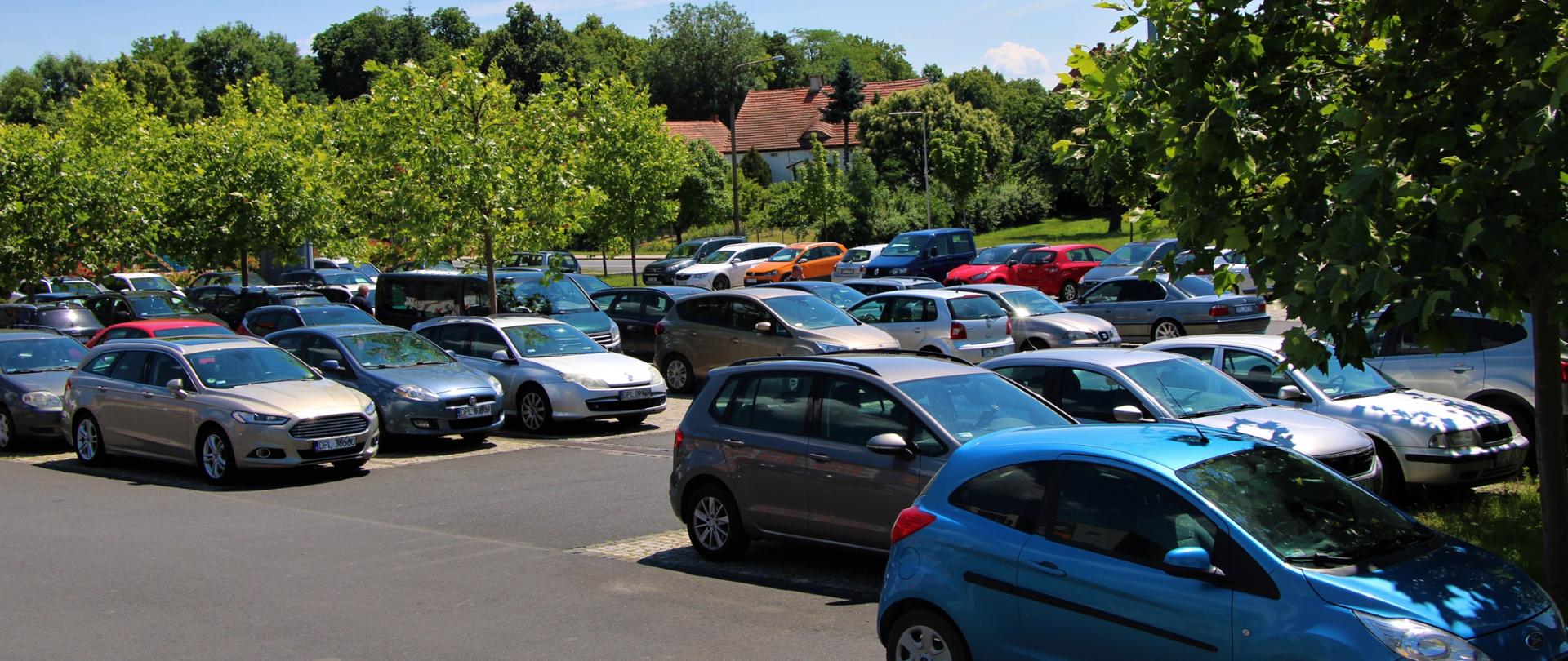 Widok na zaparkowane auta na parkingu obok Starostwa Powiatowego