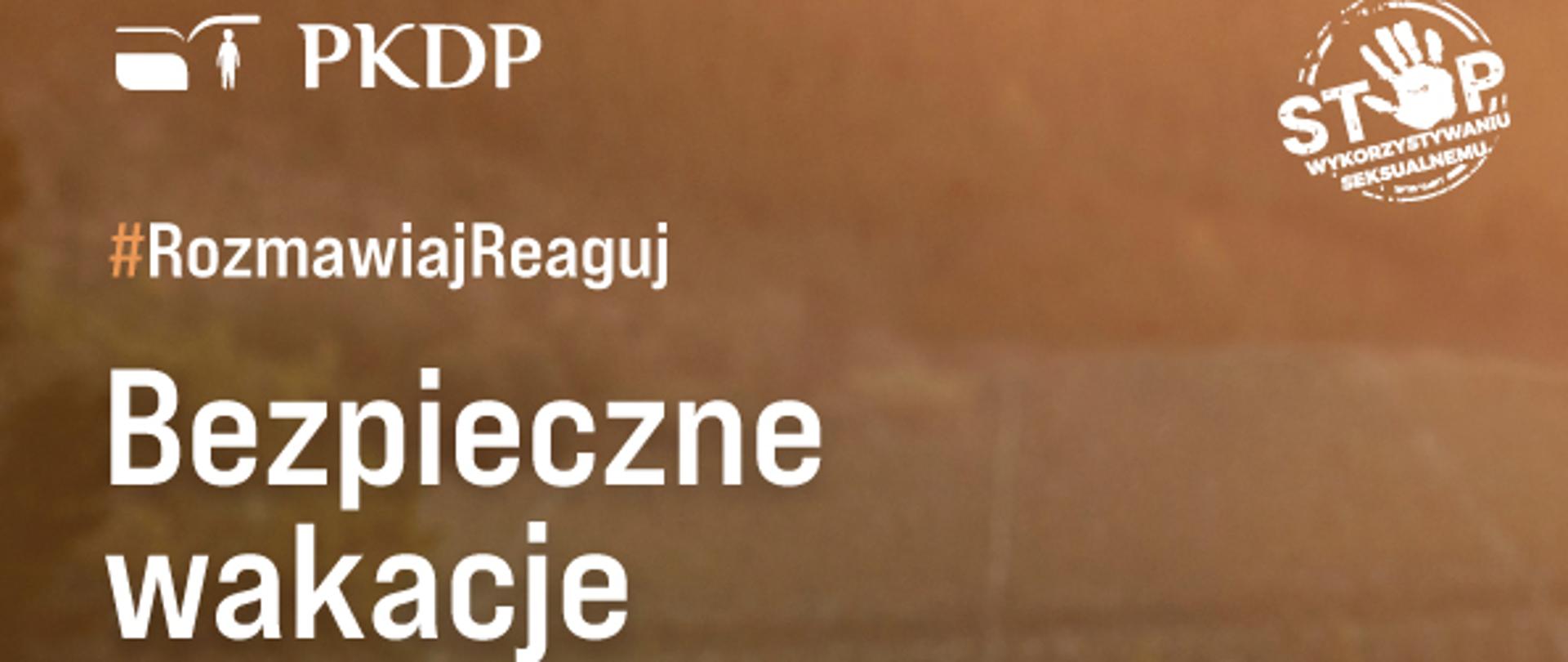 Rodzina z dziećmi siedzi u brzegu jeziora 