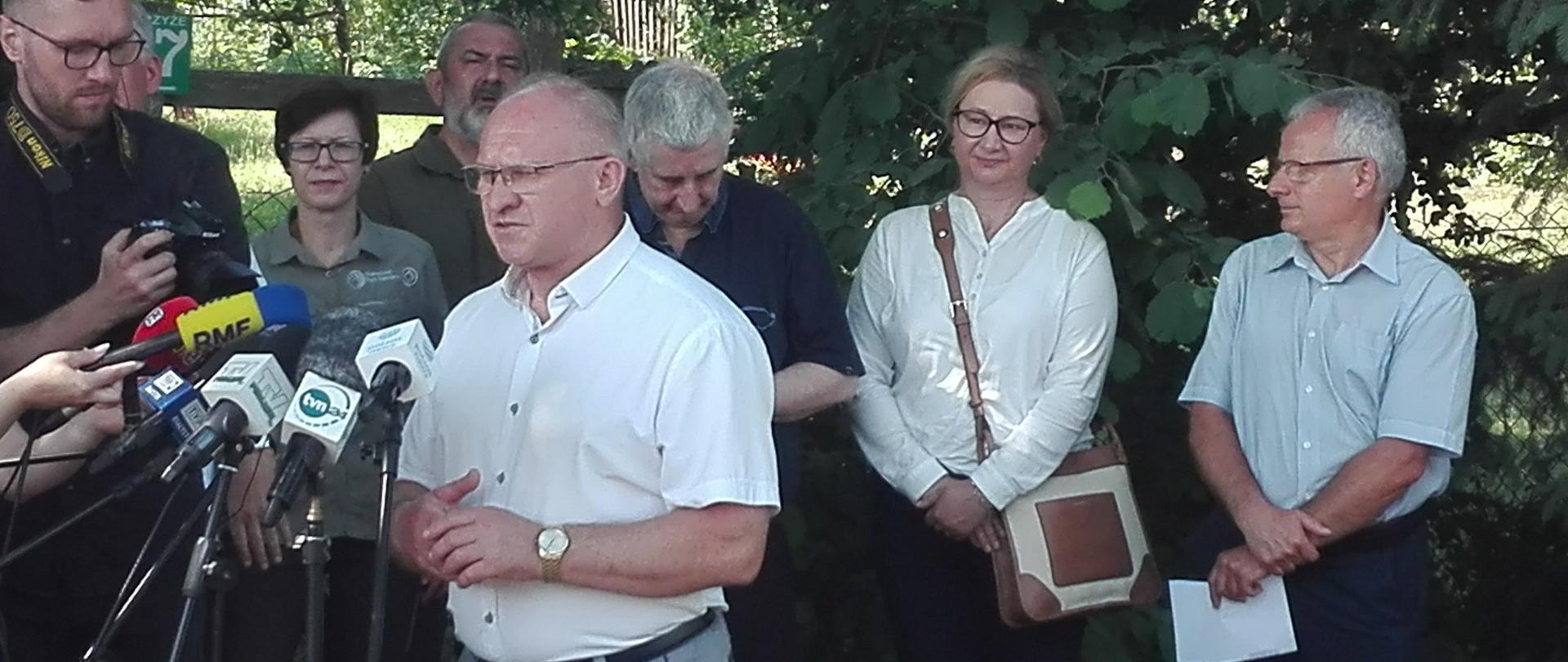Podczas konferencji - przy głosie Starosta Hajnowski Andrzej Skiepko