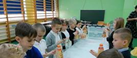 Uczniowie tworzą łodzie podwodne z butelki plastikowej w ramach projektu "Być jak Ignacy"