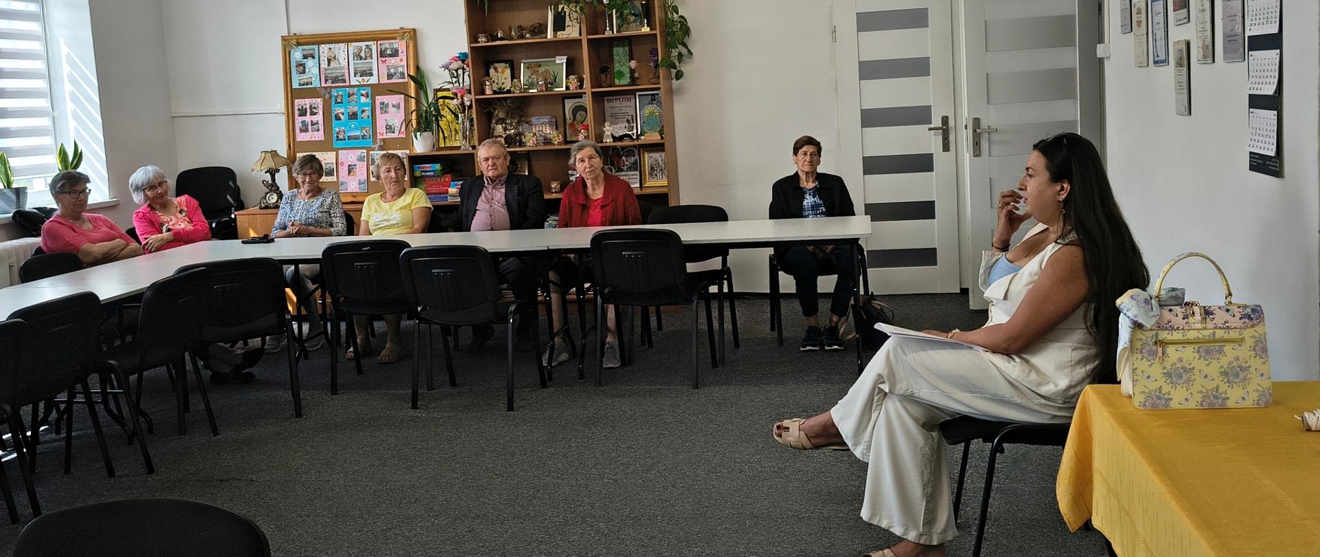Seniorzy podczas spotkania z psychologiem