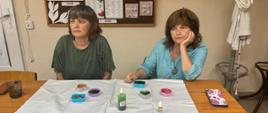 Uczestniczki zajęć siedzą przy stole