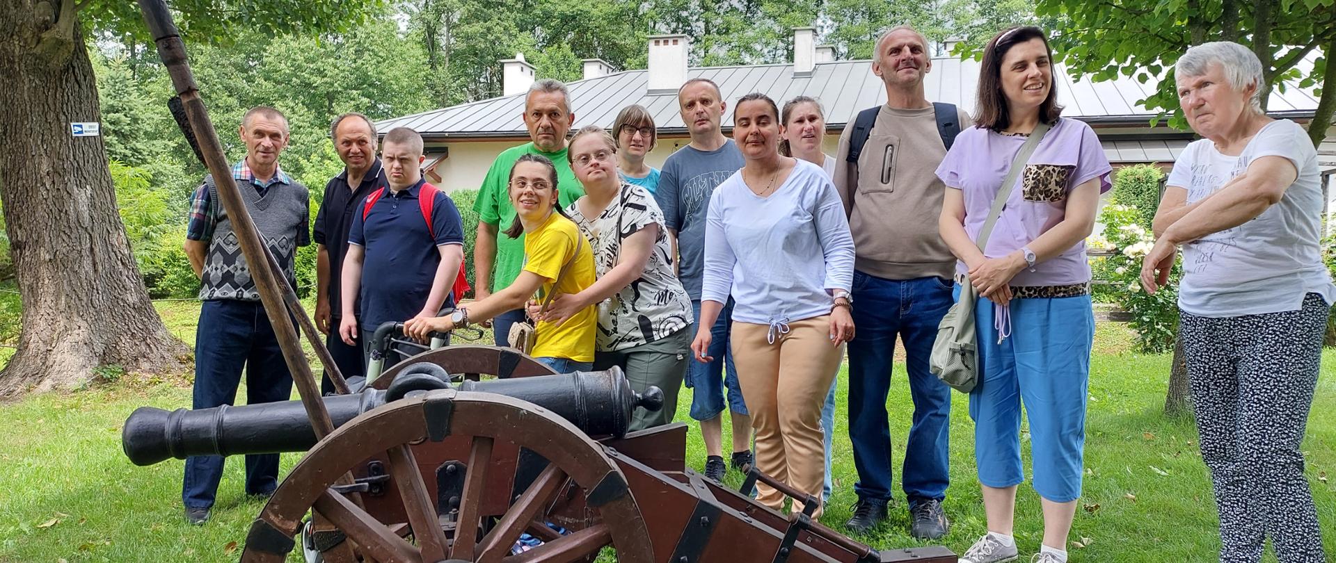 Zdjęcie grupowe uczestników z armatą