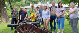 Zdjęcie grupowe uczestników z armatą