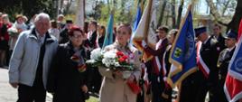 Poszczególne delegacje składają kwiaty