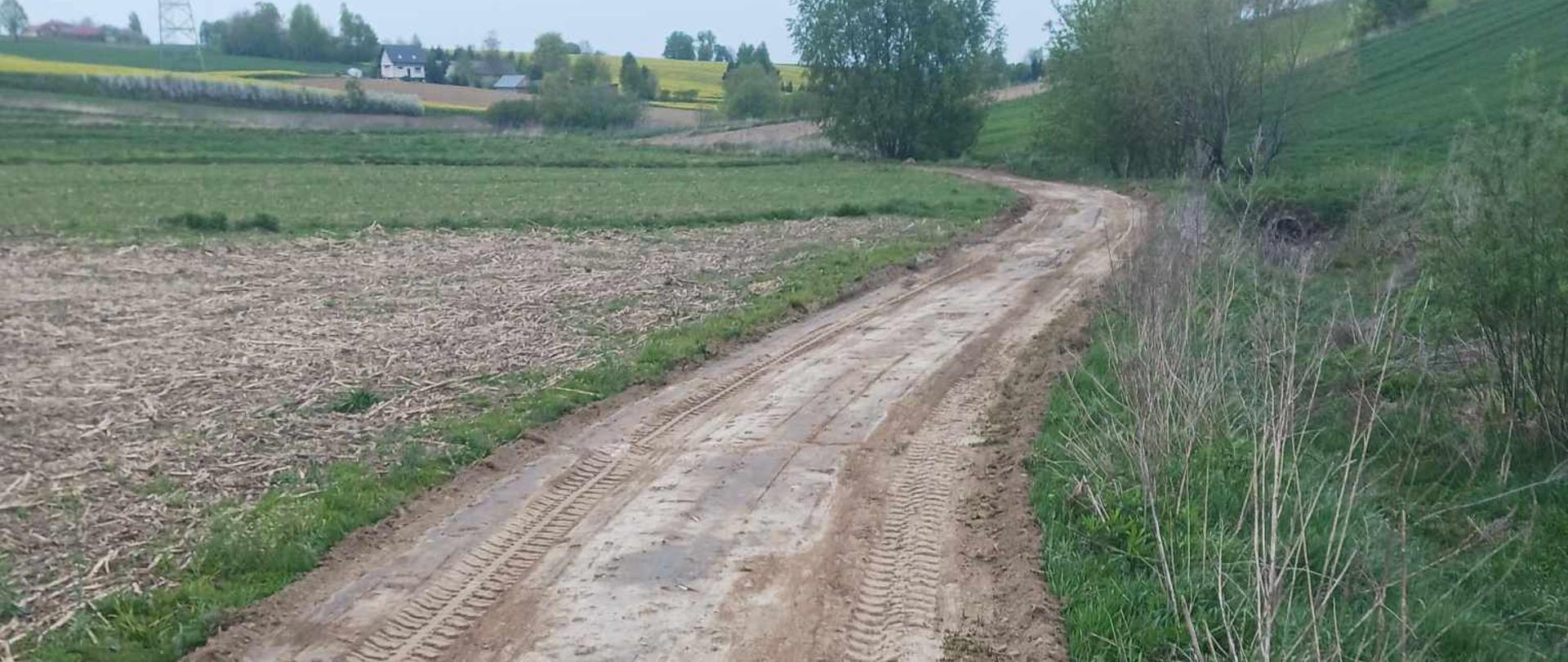 Prace poprawiające jakość dróg gruntowych w Gminie Szastarka