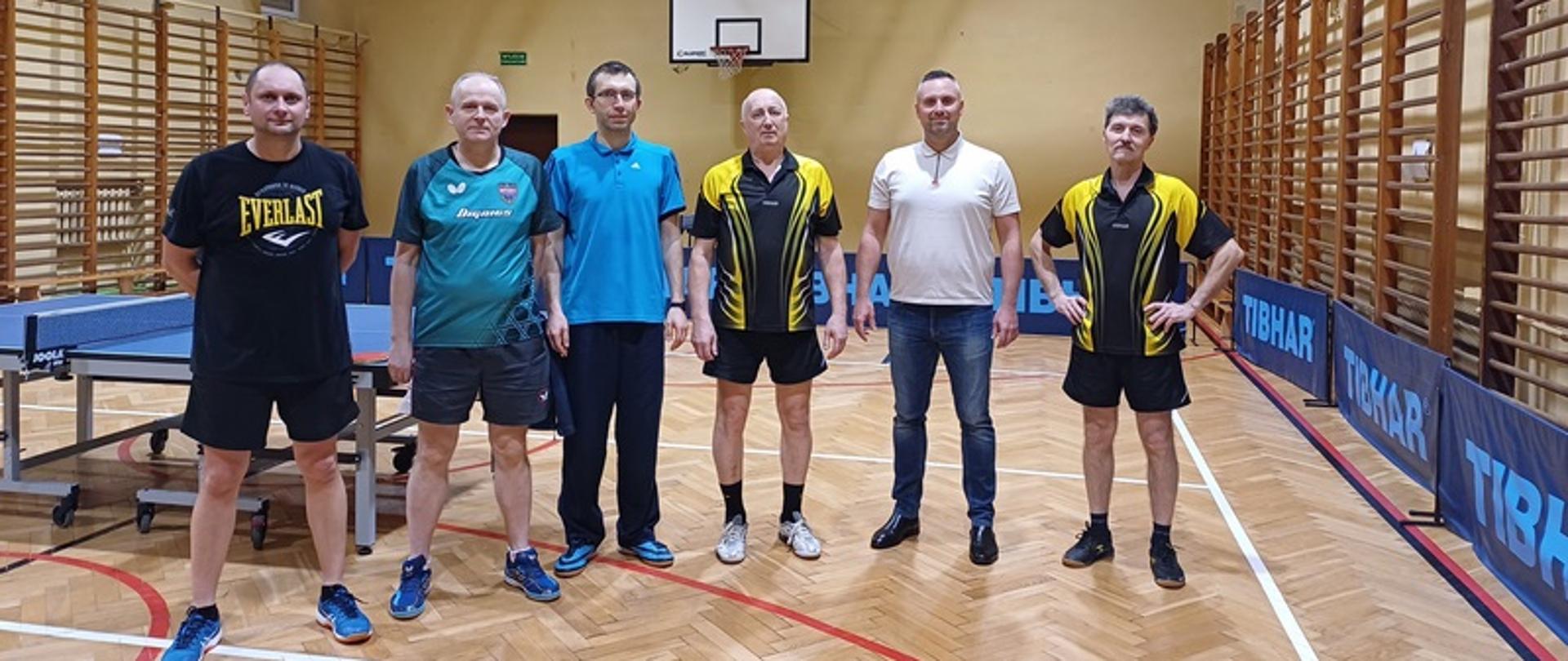 Uczestnicy turnieju pozują do zdjęcia