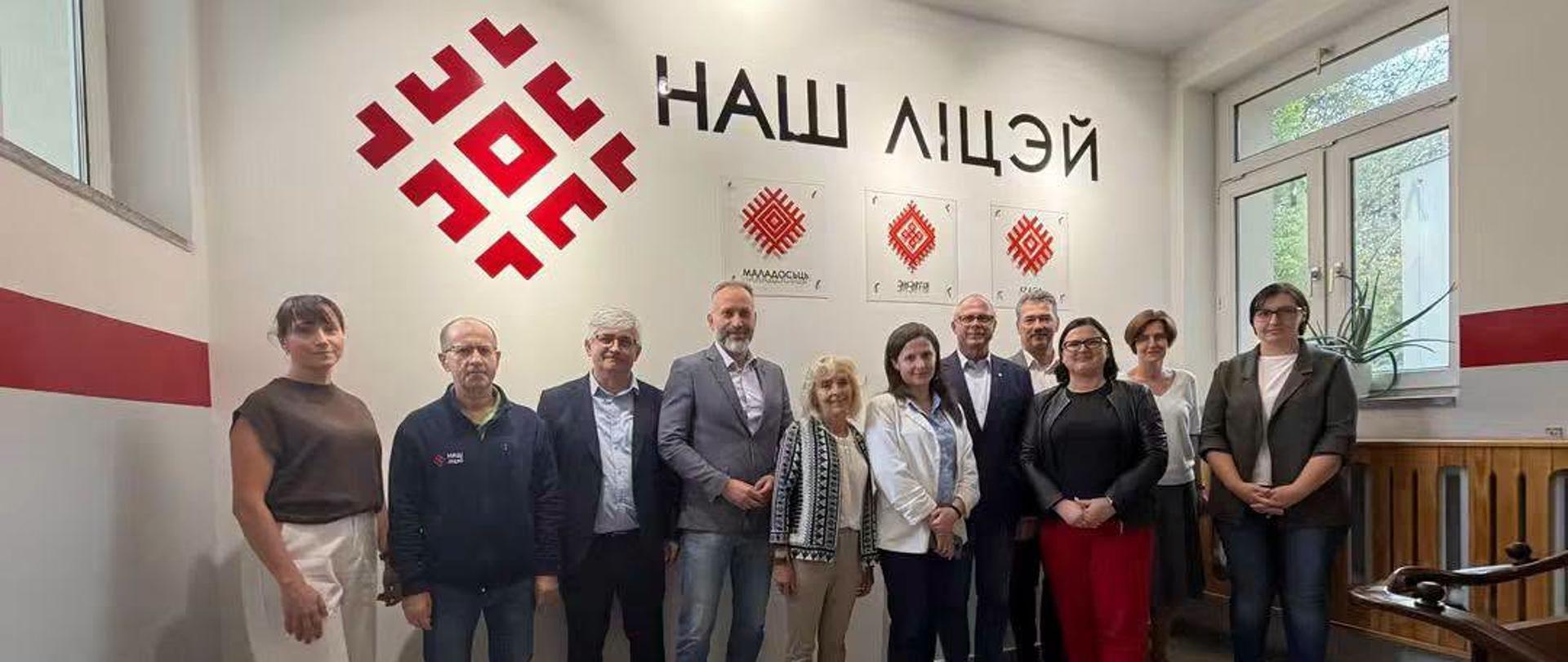 Pamiątkowe zdjęcie uczestników spotkania