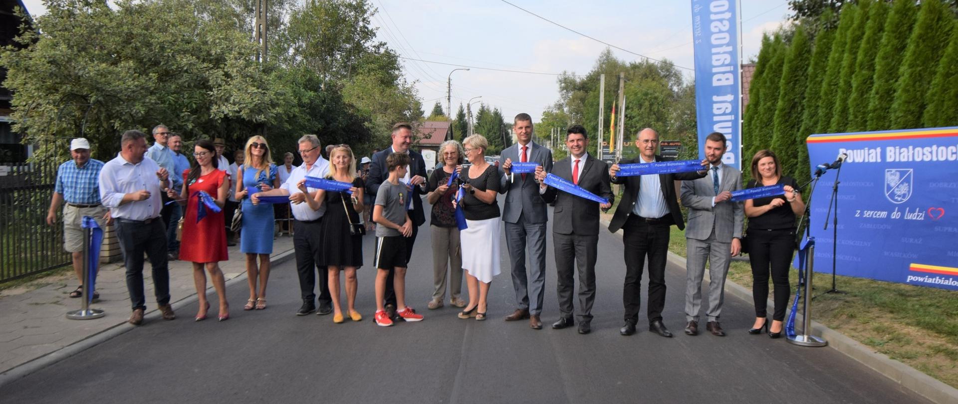Droga przez Dąbrówki - przecięcie wstęgi
