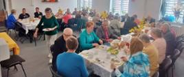 seniorzy podczas wspólnego spotkania wielkanocnego