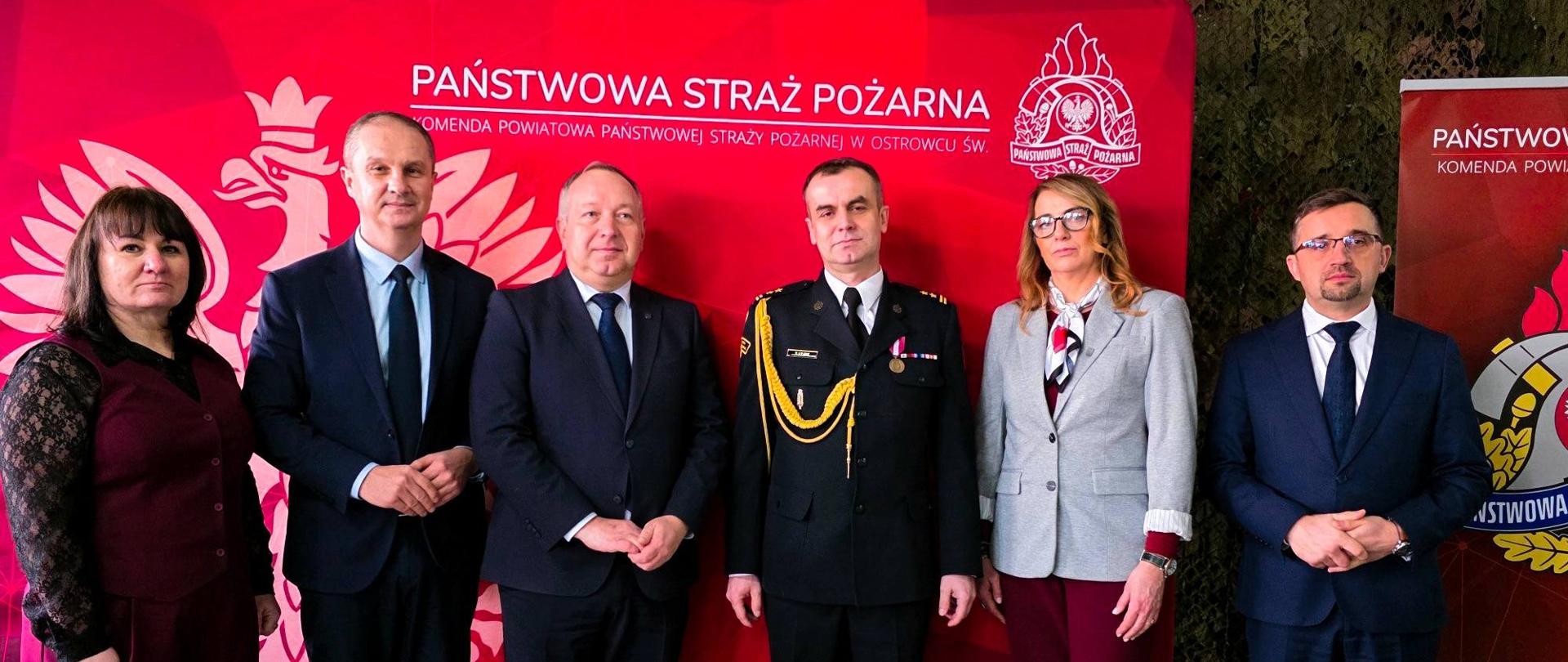 Uroczysta zbiórka w Ostrowcu Świętokrzyskim i zdanie obowiązków Zastępcy Komendanta Powiatowego Państwowej Straży Pożarnej – bryg. Tomasza Łyjaka